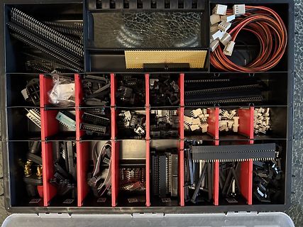 Sortimentskasten mit Elektronikkomponenten und Steckverbindern