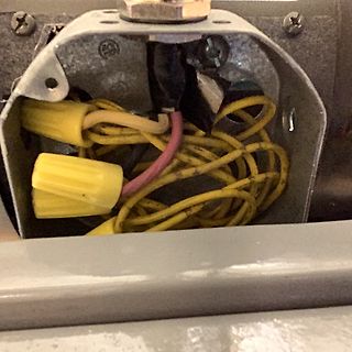 Elektrische Anschlussdose mit Kabeln und Lüsterklemmen