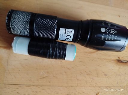 Taschenlampe und Batterie