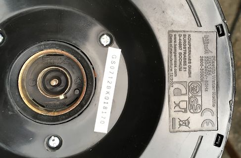 Unterseite eines Wasserkochers mit Typenschild