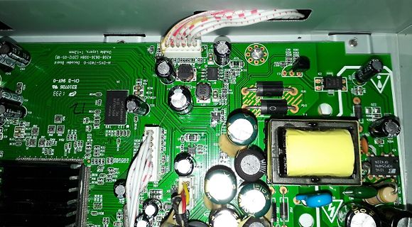 Foto einer Leiterplatte mit elektronischen Bauteilen