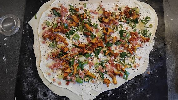 Fladenbrot mit Pilzen, Speck und Frühlingszwiebeln