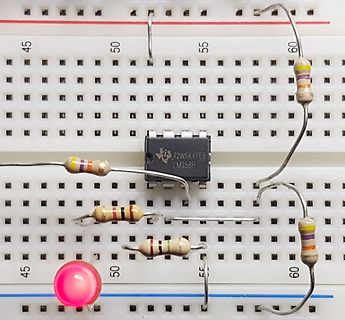 Aufbau auf einem Breadboard mit LM358 und Widerständen