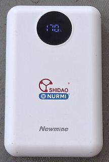 Weißes elektronisches Gerät mit Display