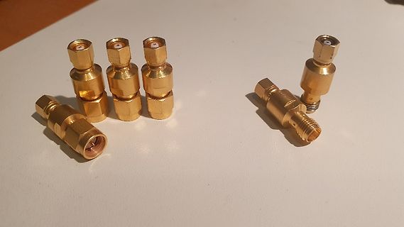 Mehrere goldfarbene SMA-Adapter und Stecker