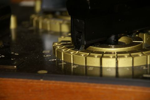 Nahaufnahme eines mechanischen Zählwerks oder Einstellrads