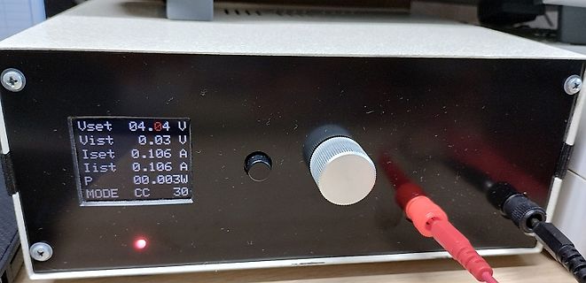 Display eines Labornetzteils mit Messwerten