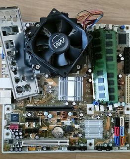 Computer-Mainboard mit CPU-Kühler und Arbeitsspeicher