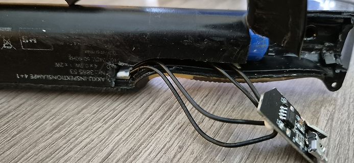 Geöffnetes Gehäuse mit freiliegender Platine und Kabeln