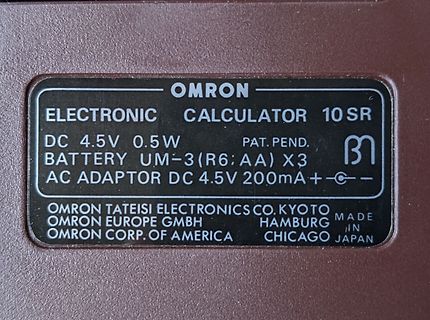 Typenschild eines Omron Taschenrechners