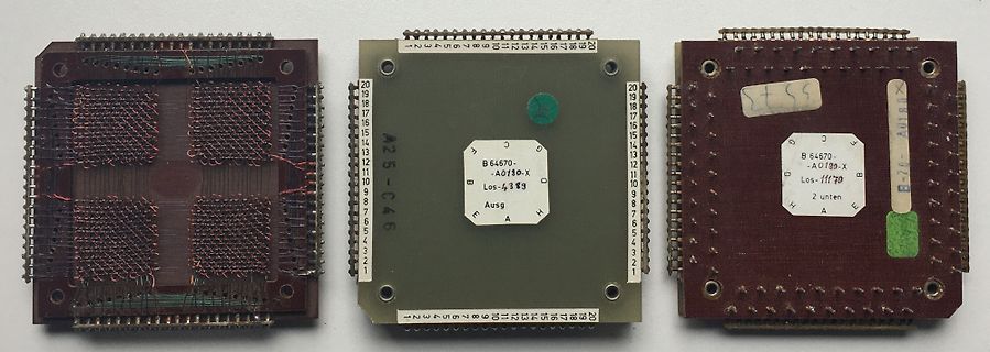 Drei Ansichten eines Mikrochips mit Bonddrähten