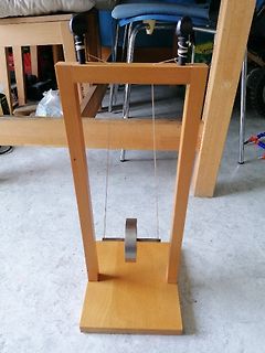 Holzkonstruktion mit Seil und Rolle
