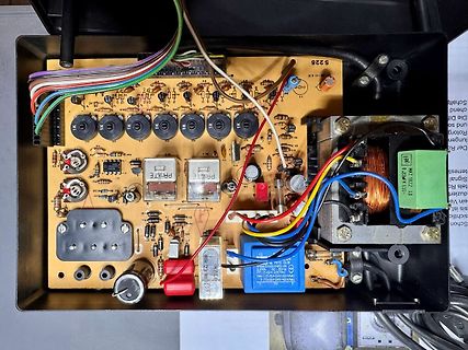 Innenansicht einer Leiterplatte mit Bauteilen und Transformator