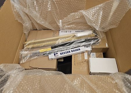 Inhalt eines Versandkartons mit Verpackungsmaterial