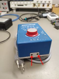Labornetzteil mit roten Pfeilen auf Anschlüssen