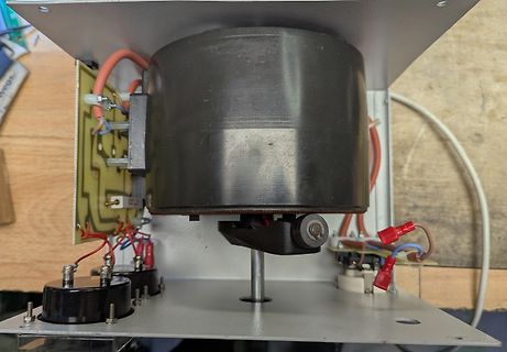Innenansicht eines elektrischen Geräts mit Transformator