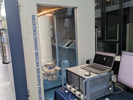 Antennenstrahlungscharakterisierung Aufbau mit Messkammer und Laptop