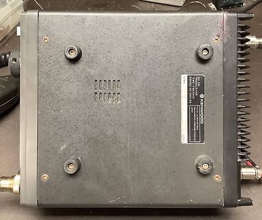 Unterseite eines Kenwood Funktransceivers