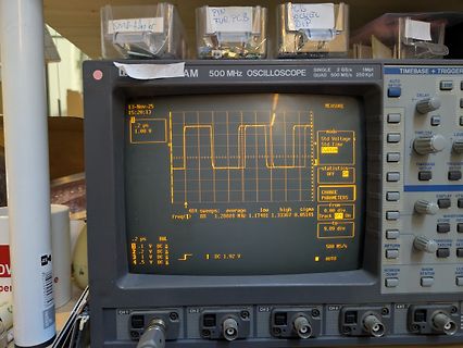 Oszilloskop mit Rechtecksignal auf Display
