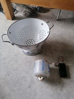 Sieb und ein kleiner Elektromotor mit Kabeln