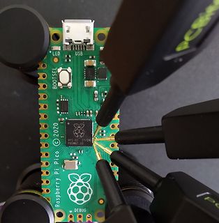 Raspberry Pi Pico mit Messspitzen