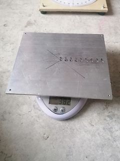 Metallplatte auf digitaler Waage
