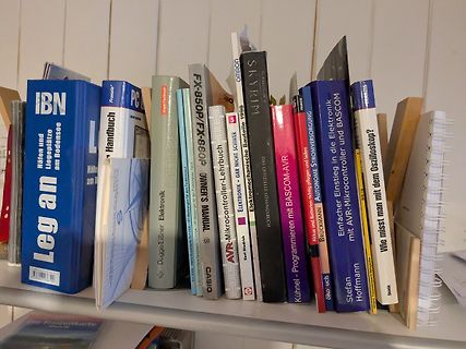 Stapel von Fachbüchern über Elektronik und Mikrocontroller