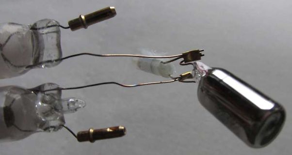 Elektronische Bauteile und Glasgehäuse