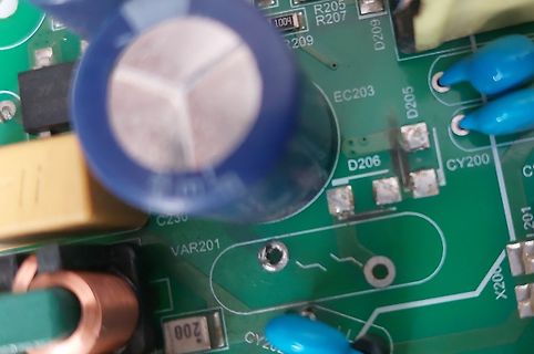 Nahaufnahme einer Leiterplatte mit elektronischen Bauteilen