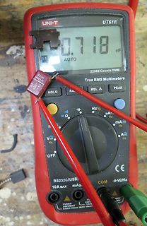 Multimeter misst Kapazität eines Kondensators