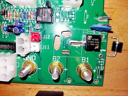 Nahaufnahme einer grünen Leiterplatte mit elektronischen Bauteilen