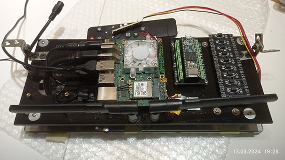 Elektronik-Aufbau mit Einplatinencomputer, Modulen und Antenne