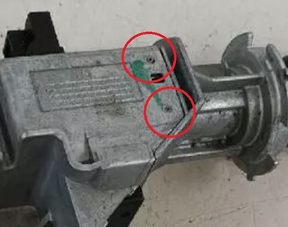 Metallgehäuse mit markierten Schraubenlöchern