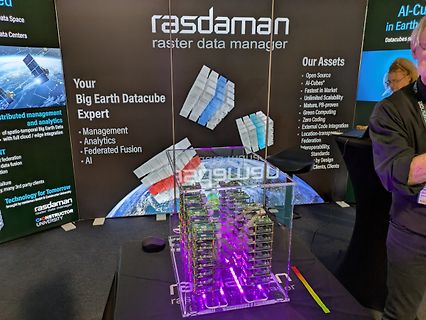 Messestand von rasdaman mit Display-Modell