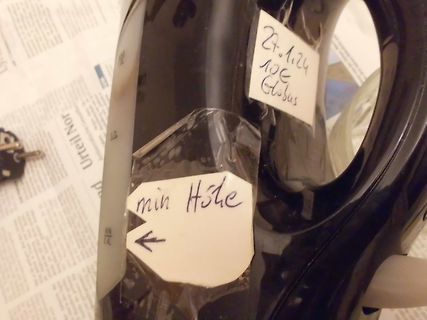 Nahaufnahme eines Gehäuses mit handgeschriebenen Zetteln
