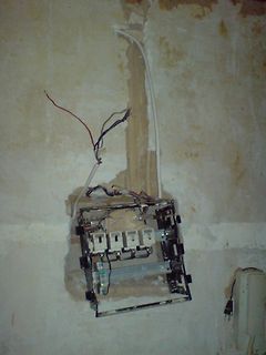 Offener Sicherungskasten an einer Wand