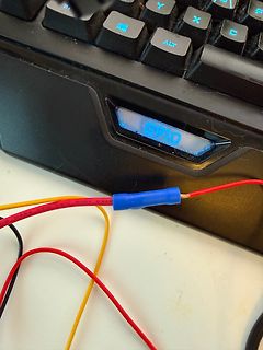 Kabelverbindung an Tastatur mit Display