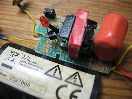 Bestückte Leiterplatte eines Netzteils auf Holzuntergrund