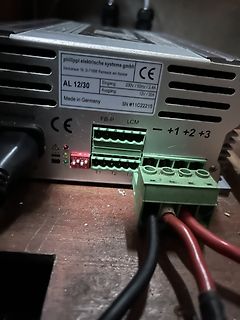 Rückseite eines Philipps Elektrik Netzteils mit Anschlussklemmen