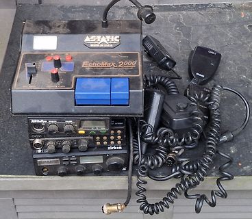 Audio-Effektgeräte und Funkzubehör auf Werkstattplatte