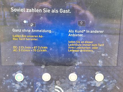 Display einer Ladestation mit Tarifinformationen