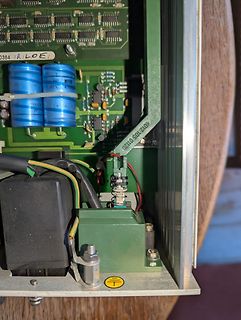 Innenansicht einer Leiterplatte mit Elektrolytkondensatoren und Transformator