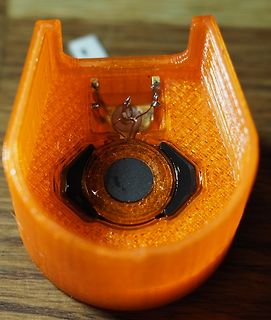 Geöffnetes orangefarbenes Gehäuse mit Elektronikkomponenten
