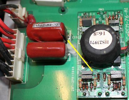 Defekter Elektrolytkondensator auf Leiterplatte