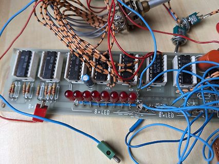 Selbstgebaute Platine mit LEDs und Bauteilen