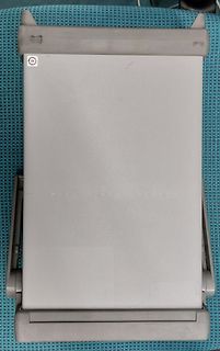 Rückseite eines grauen Kunststoffgehäuses