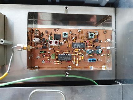 Foto einer Leiterplatte in einem Metallgehäuse