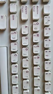 Nahaufnahme einer Tastatur mit kyrillischen Zeichen