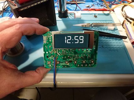 Hand hält Leiterplatte mit LCD-Display