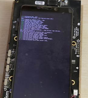 Smartphone mit Linux-Bootvorgang auf Display